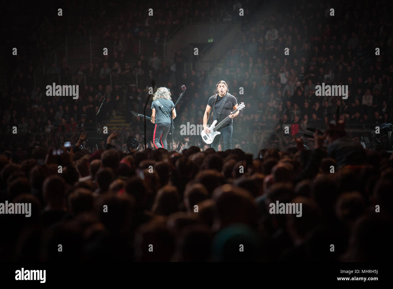 Norvegia - Oslo il 2 maggio 2018. La American heavy metal band Metallica esegue concerti dal vivo presso Telenor Arena di Oslo. Qui il bassista Robert Trujillo è visto dal vivo sul palco con il chitarrista Kirk Hammett. (Photo credit: Gonzales foto - Tord Litleskare). Credito: Gonzales foto/Alamy Live News Foto Stock