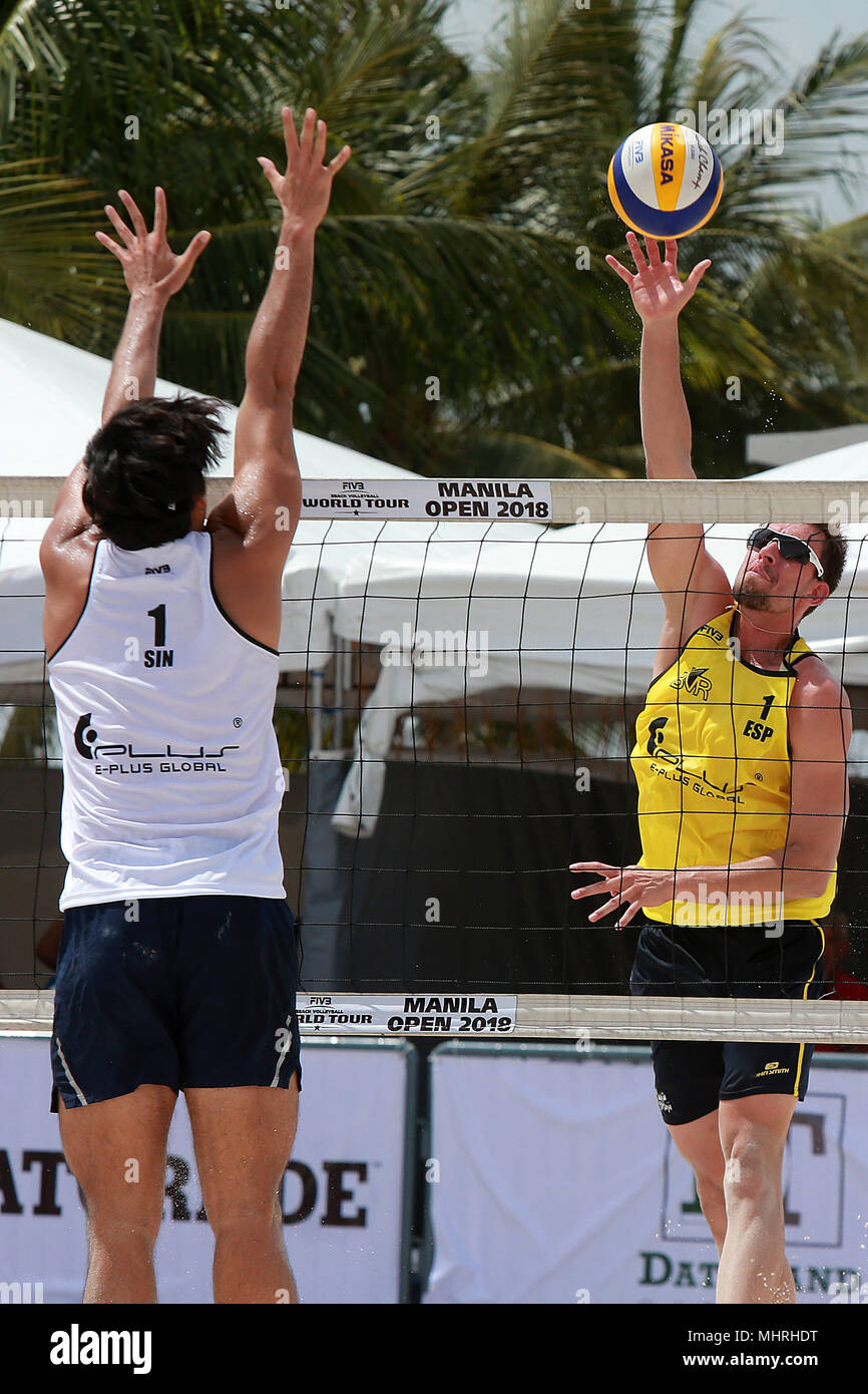 Manila, Filippine. Il 3 maggio, 2018. Javier Huerta Pastore (R) di Spagna compete durante gli uomini di qualifiche del round 1 il match contro il Pei Jie Poon e Fan Yang Mark Shen di Singapore alla FIVB Beach Volleyball World Tour a Manila nelle Filippine, il 3 maggio 2018. Javier Huerta Pastore e Alejandro Huerta Pastore ha vinto 2-1. Credito: Rouelle Umali/Xinhua/Alamy Live News Foto Stock