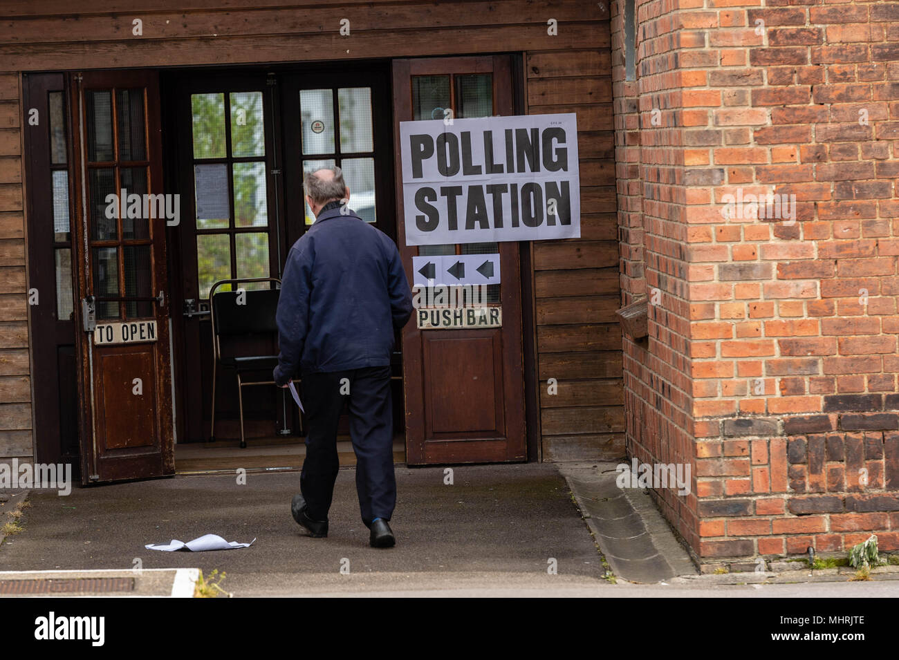 Brentwood Essex, 3 maggio 2018, un elettore entra in una stazione di polling a Cristo Chiesa, Brentwoode Essex durante le elezioni per i consigli locali in Inghilterra il credito Ian Davidson/Alamy Live News Foto Stock