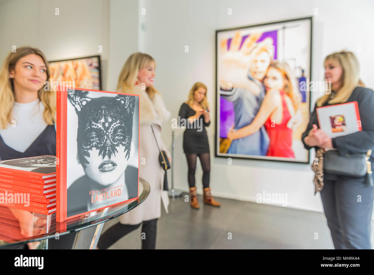 Londra, Regno Unito. Il 3 maggio 2018. Ladyland da Ellen von Unwerth (nella foto), Femmina il fotografo di moda, una nuova esposizione di oltre 40 delle sue più famose fotografie dagli anni novanta a oggi a Londra la galleria Opera a Mayfair. Credito: Guy Bell/Alamy Live News Foto Stock