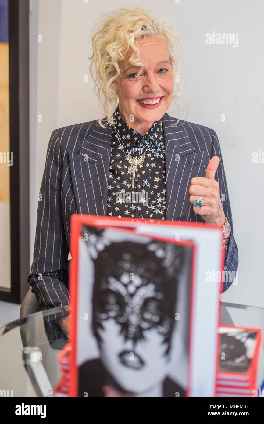 Ladyland da Ellen von Unwerth (nella foto), Femmina il fotografo di moda, una nuova esposizione di oltre 40 delle sue più famose fotografie dagli anni novanta a oggi a Londra la galleria Opera a Mayfair. Credito: Guy Bell/Alamy Live News Foto Stock