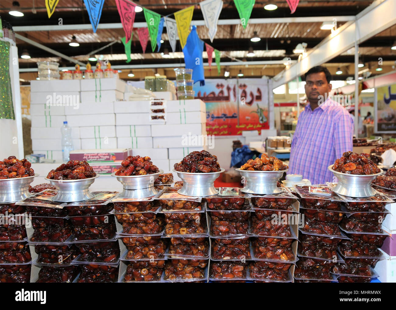 (180503) -- HAWALLI GOVERNATORATO, 3 maggio 2018 (Xinhua) -- Foto scattata il 3 maggio 2018 Mostra date presso il Ramadan cibo mostra tenutasi presso il Kuwait Terreno Fieristico Internazionale in Hawalli Governatorato, Kuwait. Più di un centinaio di espositori provenienti da Kuwait, Turchia, Oman, Arabia Saudita e Libano hanno partecipato alla mostra. (Xinhua/Nie Yunpeng) (lrz) Foto Stock