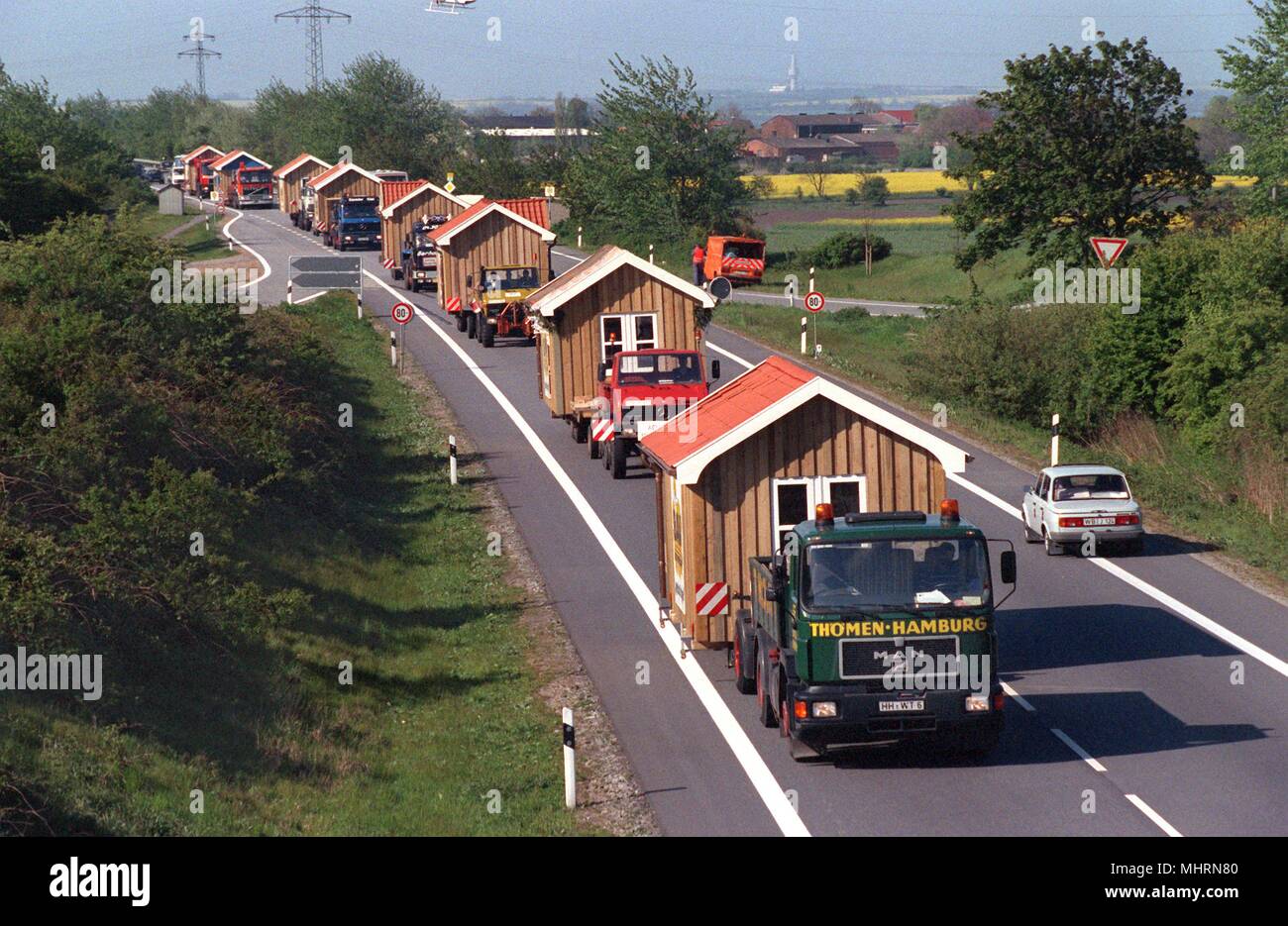 Una rara vista: Molte piccole case di legno saranno trasportati su 26 Maggio 1991 da bassa caricatori su una autostrada in direzione di Fehmarn. Le case costruite in Schleswig-Holstein sono destinate ad un ostello della gioventù in Burg auf Fehmarn. | Utilizzo di tutto il mondo Foto Stock