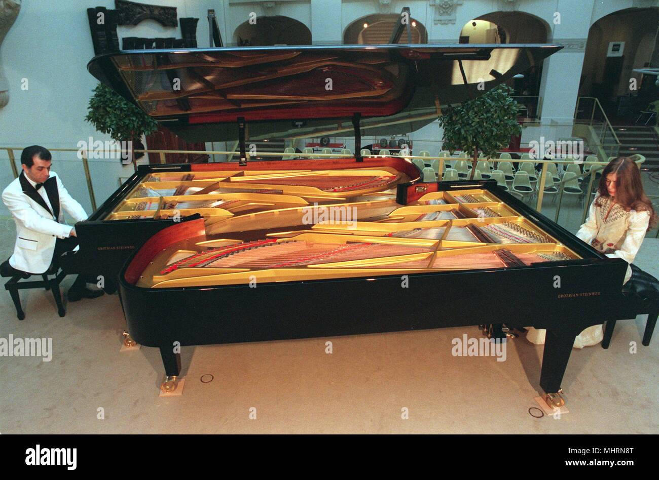 Il pianista turco giovane Jonathan e Bedii Aran (foto) da Ankara sarà tenuto su un presunto unico 'doppio' ala costruita su sua iniziativa su Martedì presso una rinomata azienda di Braunschweig (Grotrian-Steinweg). I musicisti professionisti desidera eseguire con il pezzo unico in tutto il mondo. Essi pagato circa 200.000 marchi per la strumentazione non riuscita. La caratteristica speciale della doppia anta è un pezzo coperchio che in passato non erano disponibili per una combinazione di ala. Le due ali alato può essere smontato e svolto individualmente. | Utilizzo di tutto il mondo Foto Stock