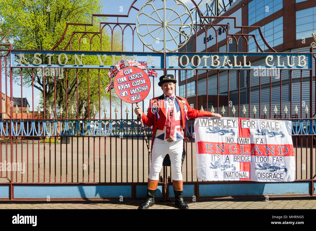 Aston,Birmingham, UK. Il 3 maggio 2018. Uomo vestito da John Bull fuori Aston Villa Football Club protestando circa la possibile vendita mediante la Football Association di Wembley Stadium. Credito: Nick Maslen/Alamy Live News Foto Stock