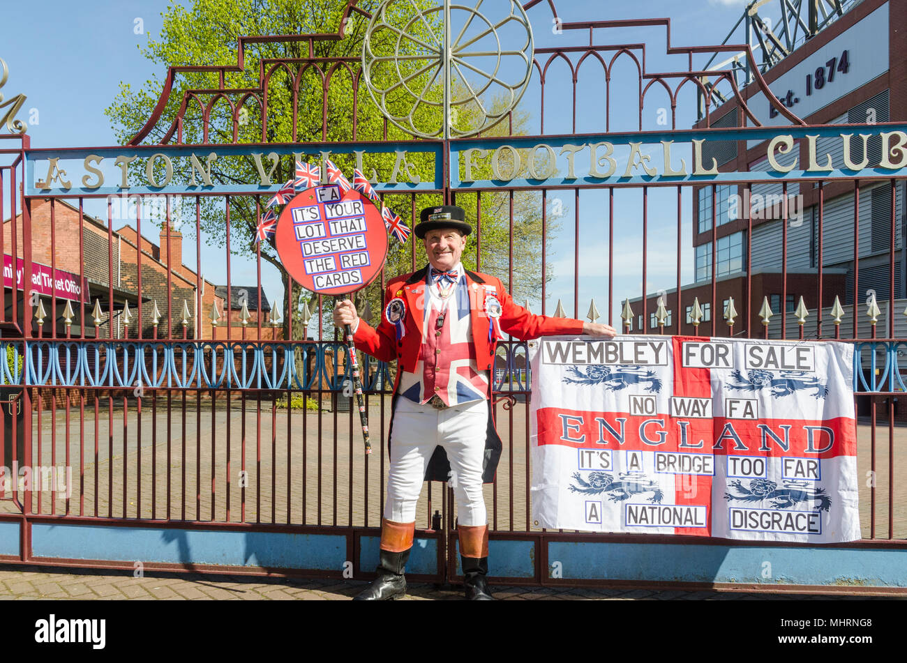 Aston,Birmingham, UK. Il 3 maggio 2018. Uomo vestito da John Bull fuori Aston Villa Football Club protestando circa la possibile vendita mediante la Football Association di Wembley Stadium. Credito: Nick Maslen/Alamy Live News Foto Stock