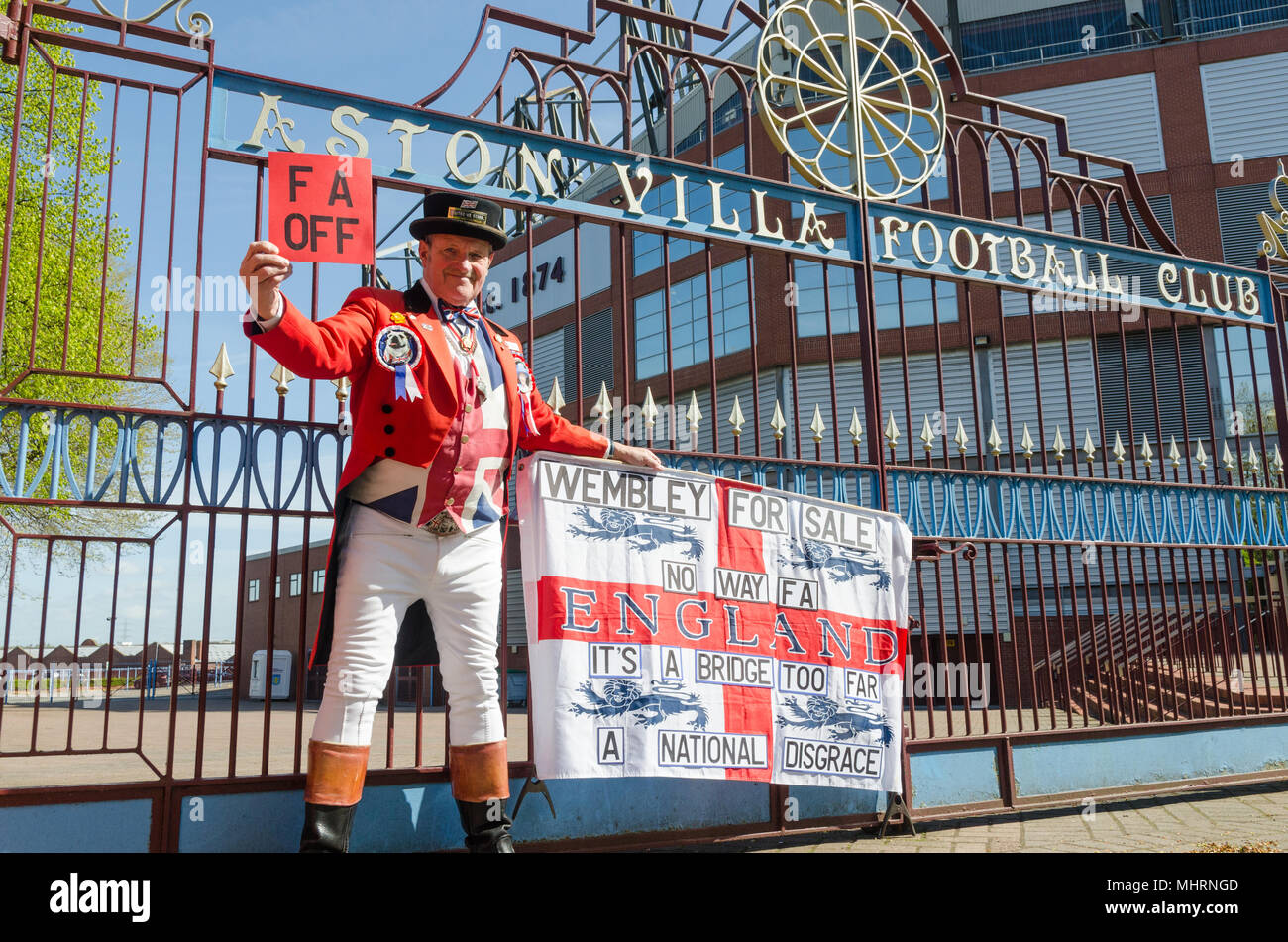 Aston,Birmingham, UK. Il 3 maggio 2018. Uomo vestito da John Bull fuori Aston Villa Football Club protestando circa la possibile vendita mediante la Football Association di Wembley Stadium. Credito: Nick Maslen/Alamy Live News Foto Stock
