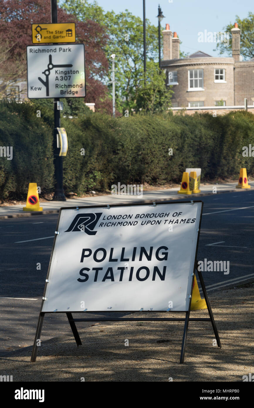 Richmond, Londra, Regno Unito. Il 3 maggio, 2018. Una stazione di polling segno nel cruciale borough di Richmond a sud-ovest di Londra, la casa di Vince il cavo e dove i liberali democratici sono sperando di fare guadagni nei locali elezioni del consiglio.. Foto Data: giovedì, 3 maggio 2018. Foto: Roger Garfield/Alamy Live News Foto Stock