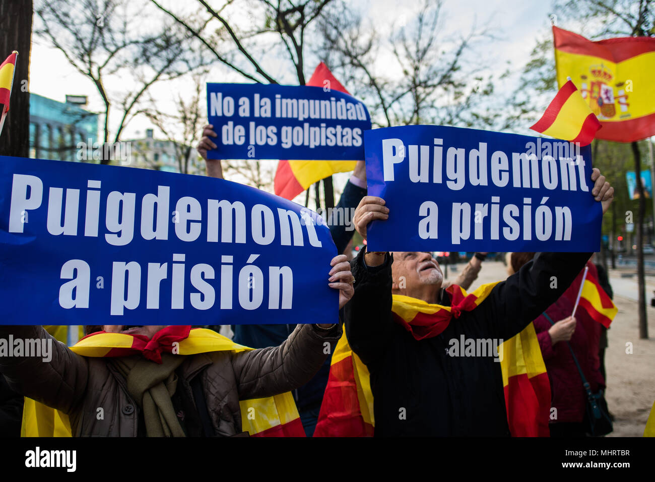 Madrid, Spagna. Il 3 maggio, 2018. Persone con cartelli che leggere "Puigdemont al carcere', che protestavano davanti alla sede dell'Unione europea durante una manifestazione convocata dalla Fondazione per la difesa della Nazione spagnola (DENAES) sotto lo slogan "Per la difesa della dignità e della sovranità della Spagna e Germania esigenti l' estradizione di leader catalano Carles Puigdemont, a Madrid, Spagna. Credito: Marcos del Mazo/Alamy Live News Foto Stock