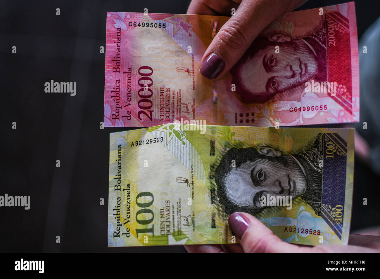 Caracas, Miranda, Venezuela. Il 3 maggio, 2018. Valuta corrente bollette che andrà fuori di circolazione a partire dal primo di giugno. Il governo del defunto Presidente Chavez e del Presidente Nicolas Maduro ha realizzato in meno di dieci anni, 3 reconversions monetaria cercando di controllare la iperinflazione che riguarda il Venezuela. Tali tentativi non hanno avuto successo poiché non vi è controllo di Exchange dal 2002 e la mancanza di un efficiente delle misure economiche. Credito: Roman Camacho/SOPA Immagini/ZUMA filo/Alamy Live News Foto Stock