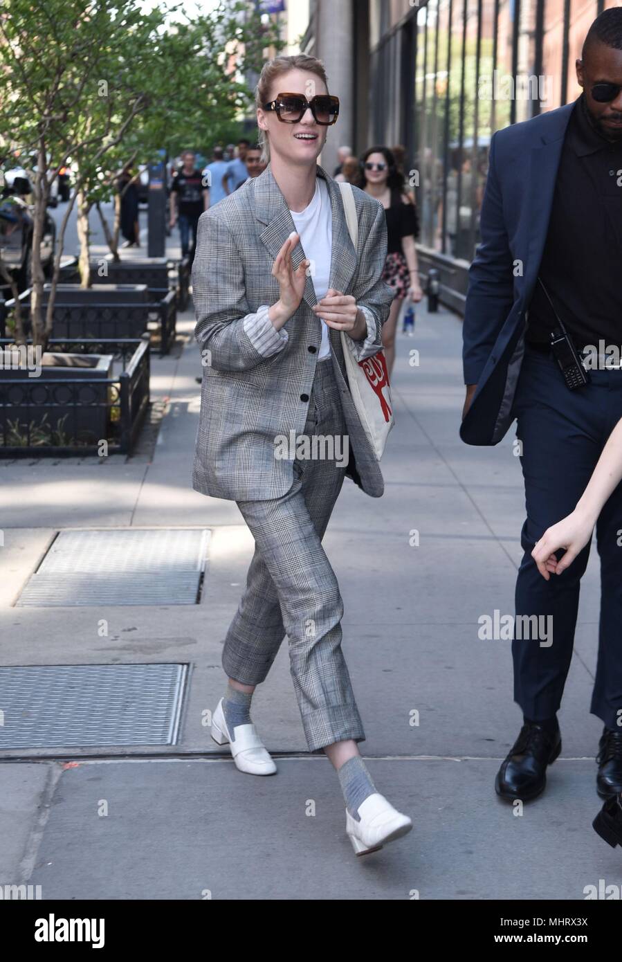 New York, NY, STATI UNITI D'AMERICA. Il 3 maggio, 2018. Mackenzie Davis, visto a costruire serie per promuovere TULLY fuori e circa per celebrità Candids - gio, New York, NY Maggio 3, 2018. Credito: Derek Storm/Everett raccolta/Alamy Live News Foto Stock