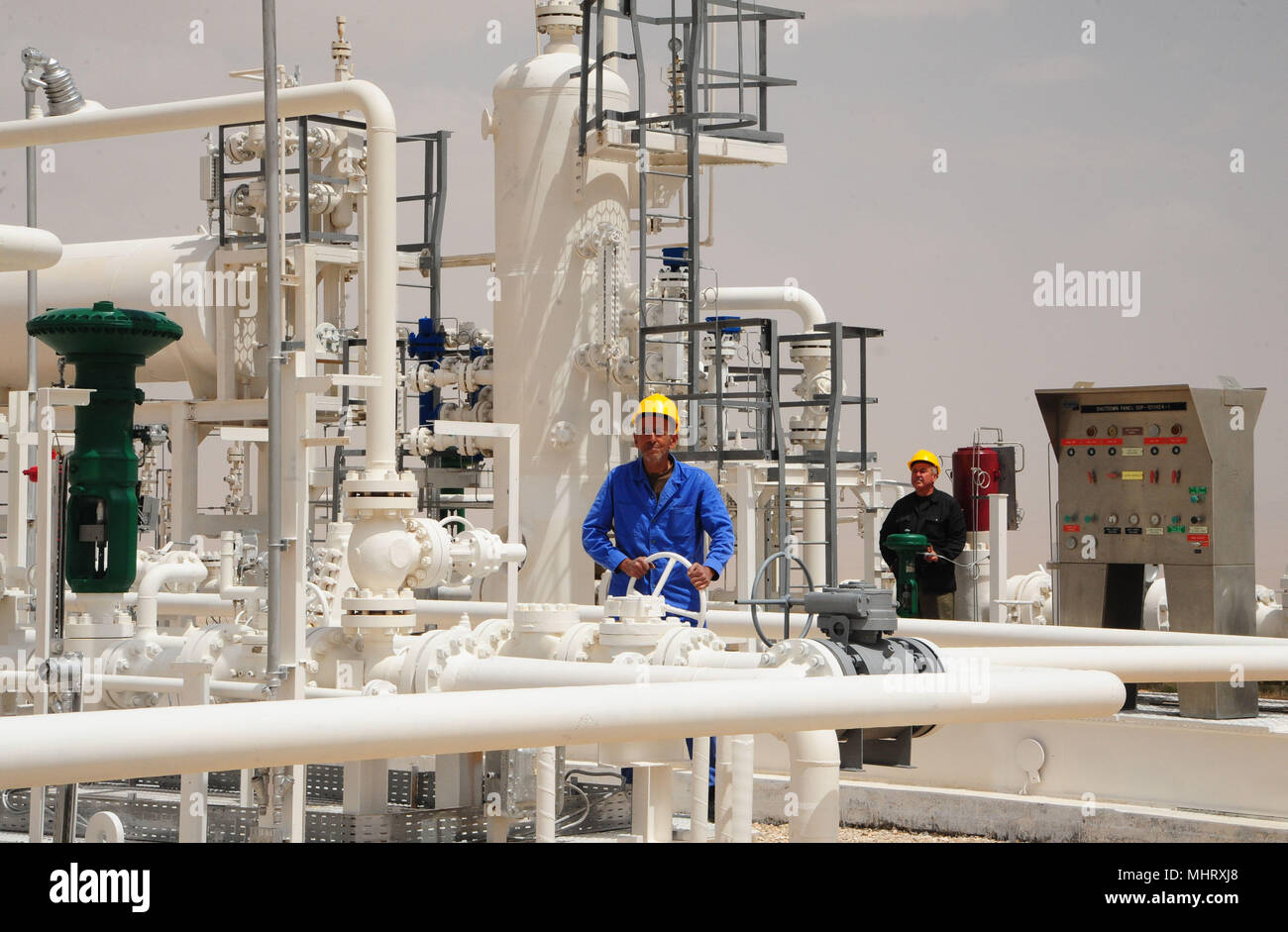 Damasco, Siria. Il 3 maggio, 2018. I lavoratori sono visti in un nuovo progetto di gas nel nord di Damasco, Siria, il 3 maggio 2018. Il governo siriano ha inaugurato il progetto di gas in corrispondenza delle regioni di Qara e al-Bureij nel nord di Damasco. Il progetto ha una capacità di produzione di un milione di metri cubi al giorno, Stato siriano news agency sana ha detto giovedì. Credito: Ammar Safarjalani/Xinhua/Alamy Live News Foto Stock