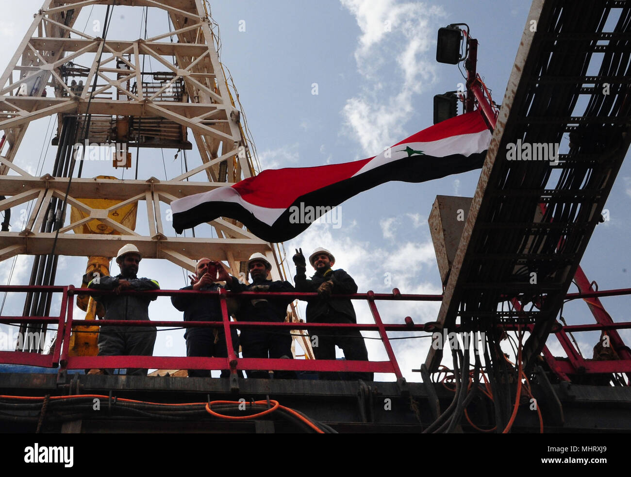 Damasco, Siria. Il 3 maggio, 2018. I lavoratori sono visti in un nuovo progetto di gas nel nord di Damasco, Siria, il 3 maggio 2018. Il governo siriano ha inaugurato il progetto di gas in corrispondenza delle regioni di Qara e al-Bureij nel nord di Damasco. Il progetto ha una capacità di produzione di un milione di metri cubi al giorno, Stato siriano news agency sana ha detto giovedì. Credito: Ammar Safarjalani/Xinhua/Alamy Live News Foto Stock