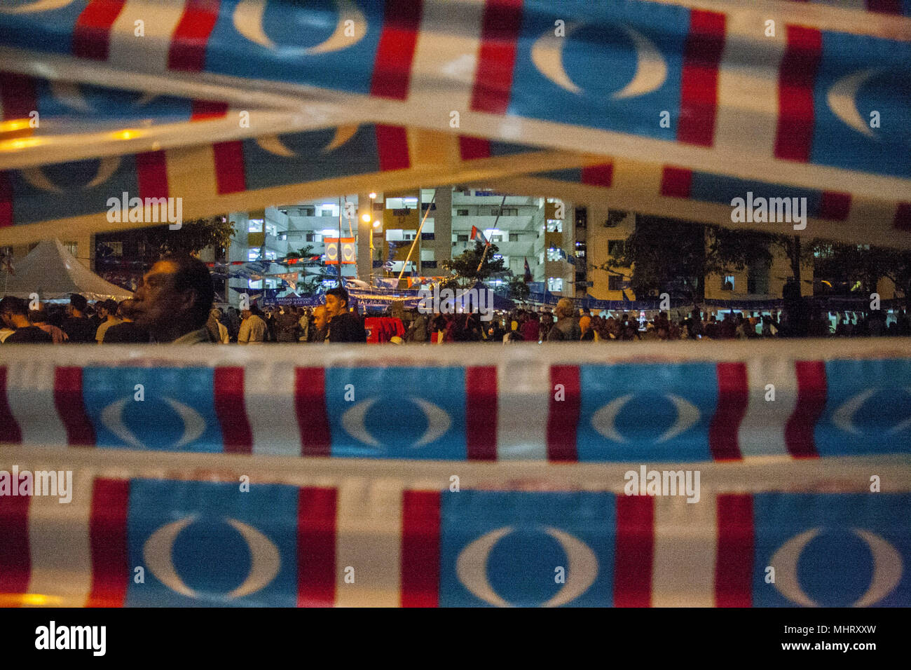 Kuala Lumpur, Malesia. Il 3 maggio, 2018. La gente vede partecipando a un Pakatan Harapan campagna politica a PPR Kerinchi, Pantai Dalam.Malaysia terrà xiv elezioni generali del 9 maggio 2018 ed è a meno di 1 settimana per i partiti politici per tenere la loro campagna politica e manifesto. Pakatan Harapan il partito di opposizione visto blaze con centinaia di persone frequentano la loro campagna politica. Credito: Faris Hadziq SOPA/images/ZUMA filo/Alamy Live News Foto Stock