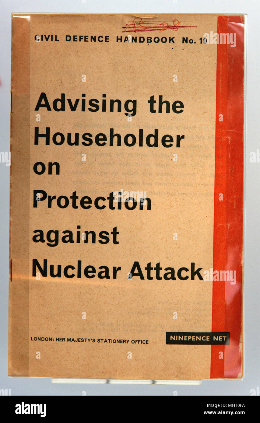 Il foglio illustrativo di consigliare il padrone di casa sulla protezione contro attacchi nucleari, dato alle case nel Regno Unito durante la guerra fredda per dare consigli su cosa fare in Foto Stock
