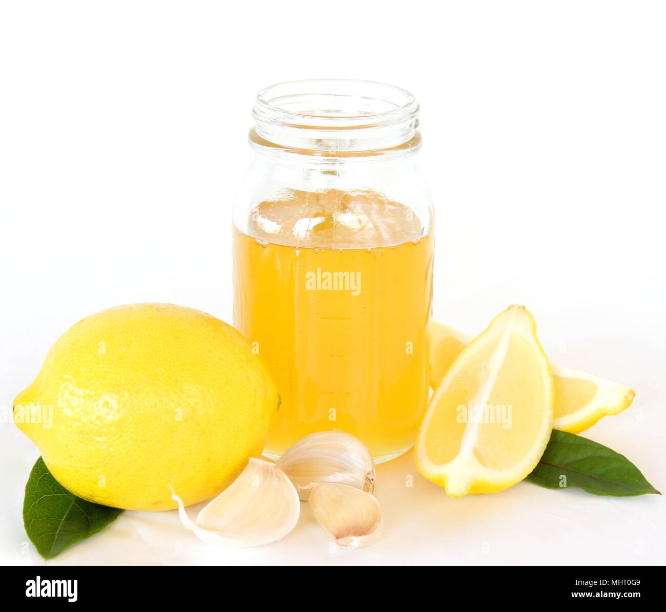 Limone, miele, aglio, raffreddore e influenza remedy, isolata su uno sfondo bianco. Foto Stock