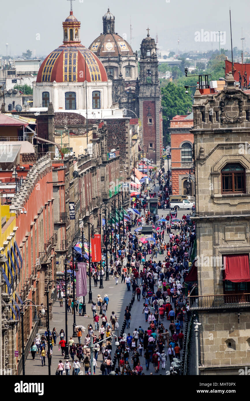 Città del Messico,Messico,Ispanico,Centro storico,Centro storico,Plaza de la Constitucion Costituzione Zocalo,Calle Moneda,strada pedonale,overh Foto Stock