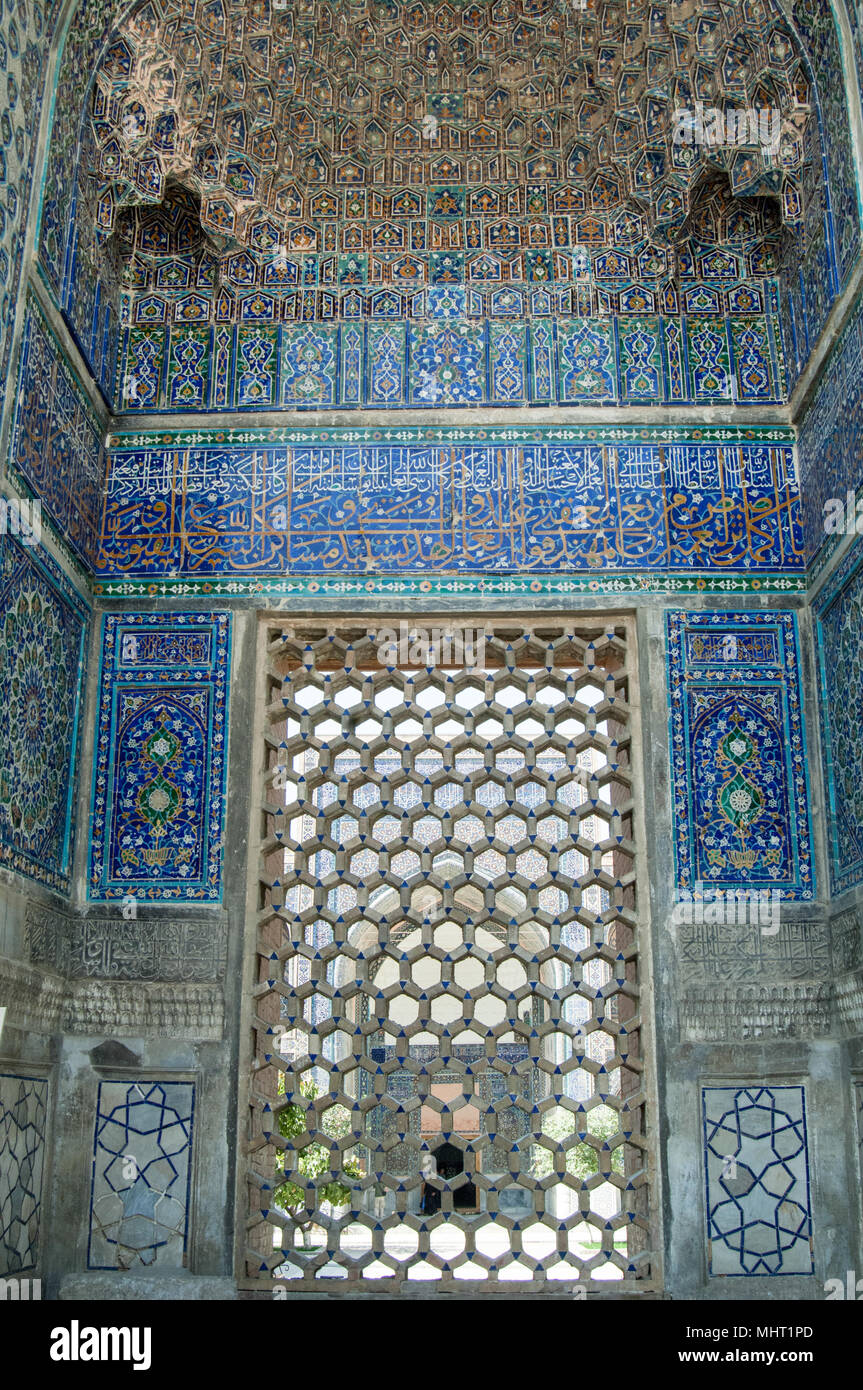 Il reticolo di separazione nella forma di cento in tradizionale stile asiatico. I dettagli dell'architettura medievale di Asia centrale Foto Stock