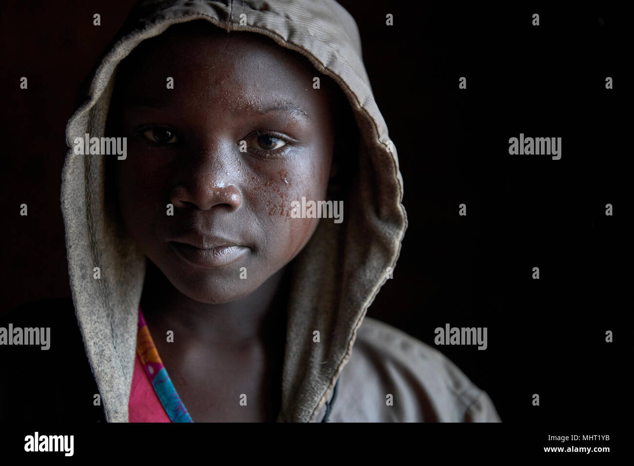 Natalina Dominic, 9, vive in un sfollati accampamento presso la Santa Famiglia chiesa cattolica di Wau, Sud Sudan. Il suo padre è stato ucciso durante i combattimenti. Foto Stock
