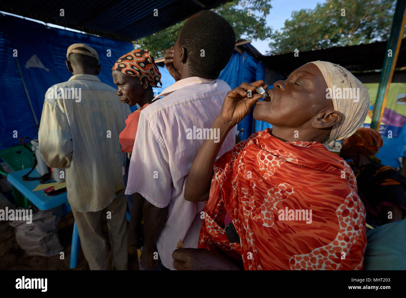 Una donna prende vaccino orale contro il colera in un sfollati accampamento presso la Santa Famiglia chiesa cattolica di Wau, Sud Sudan. Foto Stock