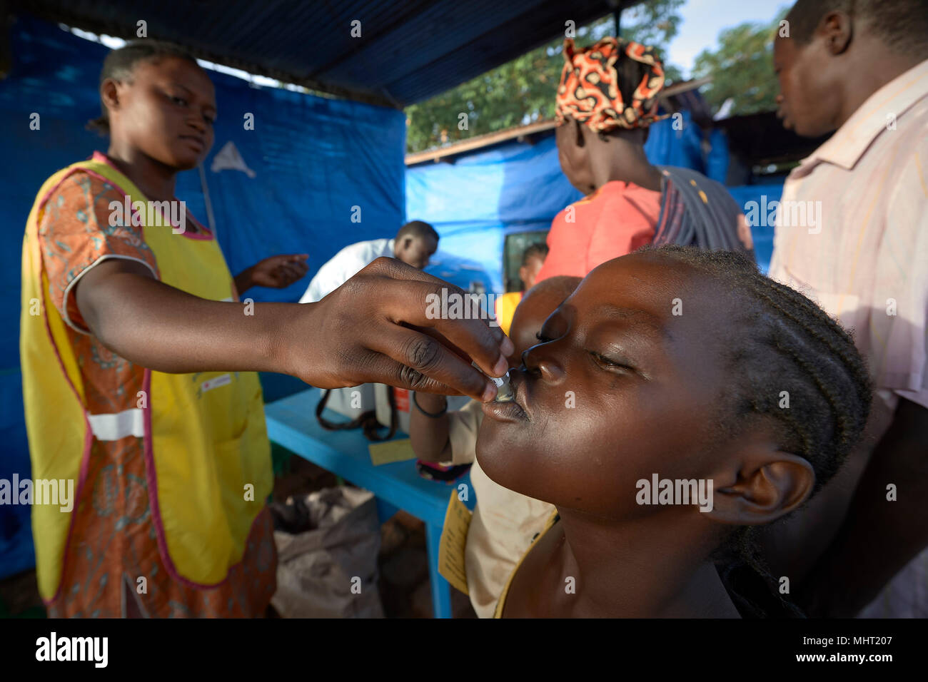 Un bambino è dato vaccino orale contro il colera in un sfollati accampamento presso la Santa Famiglia chiesa cattolica di Wau, Sud Sudan. Foto Stock