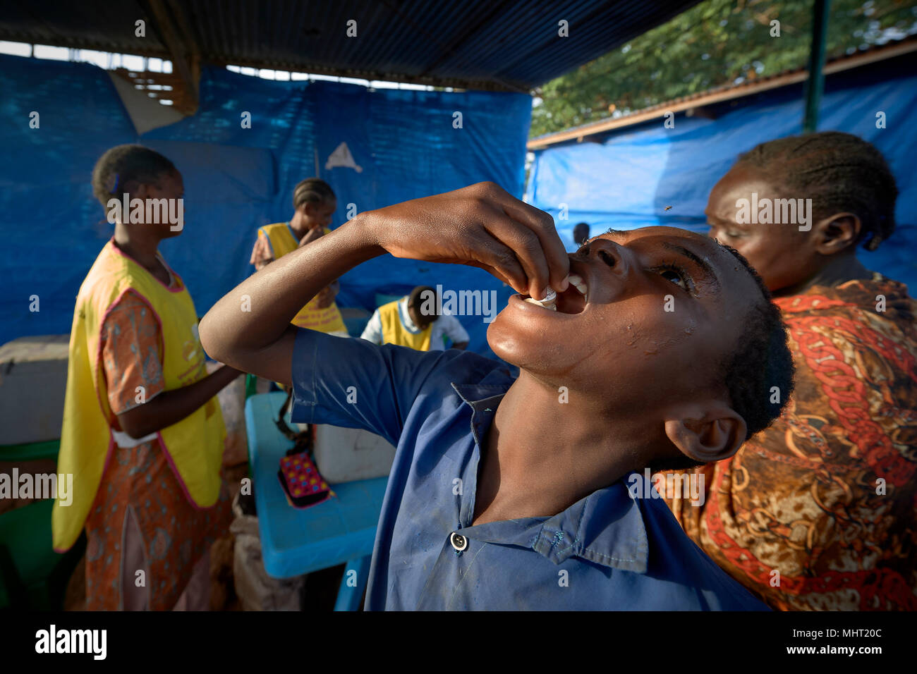 Un ragazzo prende vaccino orale contro il colera in un sfollati accampamento presso la Santa Famiglia chiesa cattolica di Wau, Sud Sudan. Foto Stock