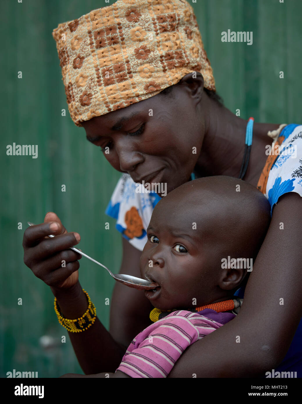 Una madre nutre il suo bambino in una situazione di emergenza programma alimentare per i bambini malnutriti a Loreto ragazze School di Rumbek, nel sud Sudan. Foto Stock