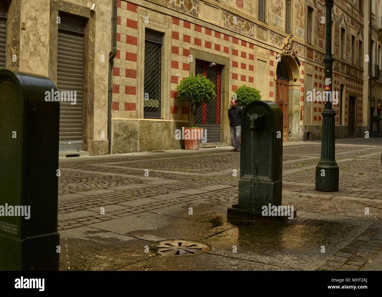 Torino, la Regione Piemonte, Italia. Maggio 2018. Il simbolico fontana di Torino, il torello o turet in piemontese. Essi si trovano in ogni angolo. Foto Stock