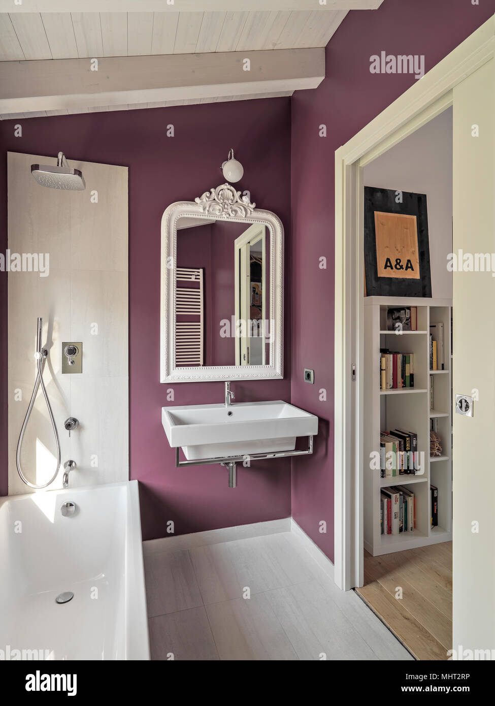 Scatti di interni di un moderno bagno in camera attico in primo piano il built-in lavandino e il grande specchio Foto Stock