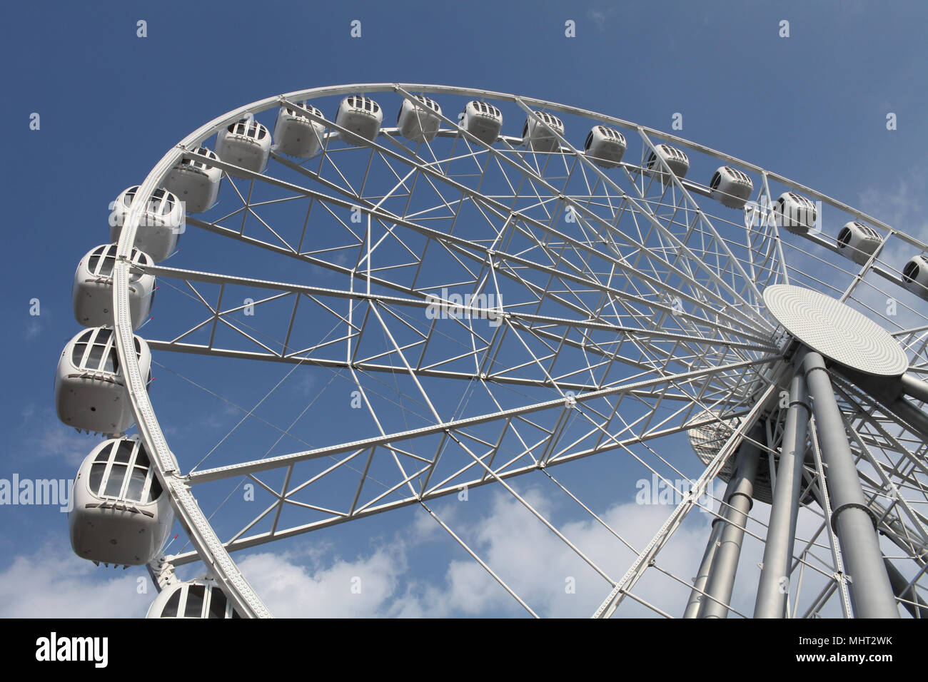 Ruota panoramica Ferris contro un profondo cielo blu Foto Stock