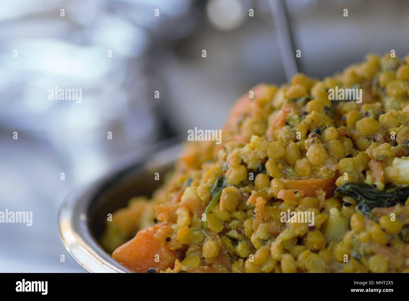 Il cous cous insalata per vendita a Deddington Mercato Agricolo, Aprile 2017 Foto Stock