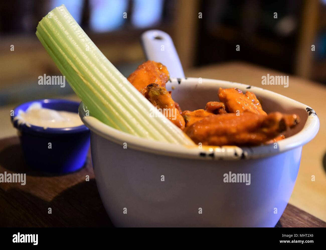 Ali di bufalo al vecchio banditore in Banbury, Regno Unito Foto Stock