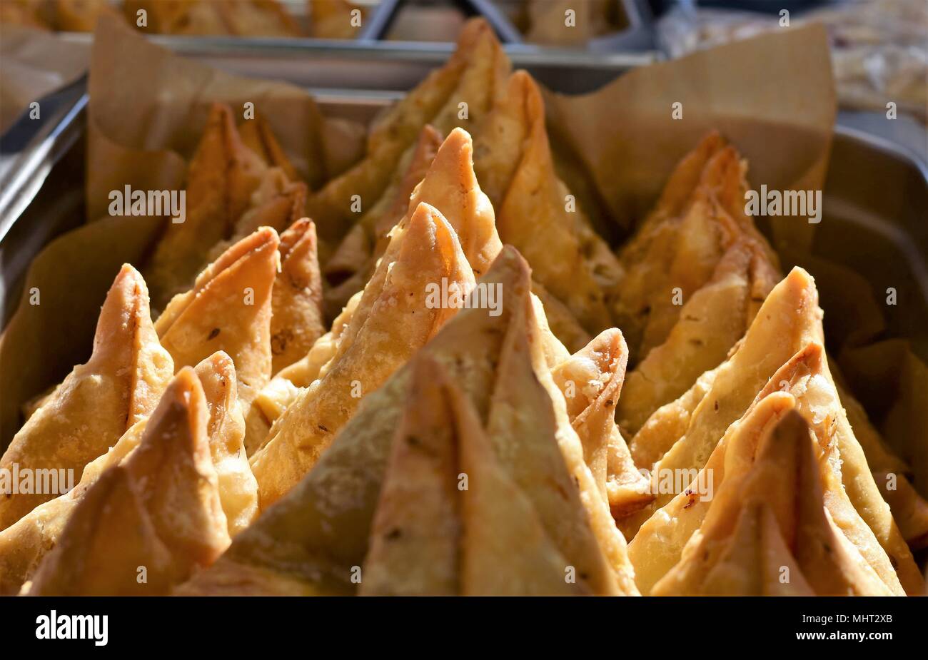 Samosa per vendita a Deddington Mercato Agricolo, Aprile 2017 Foto Stock