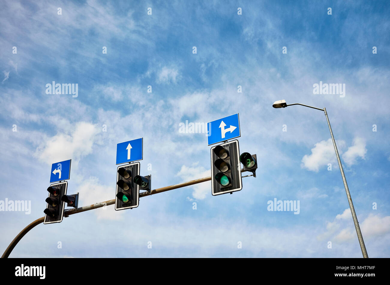 Semaforo con timer per il conto alla rovescia, verde colore visualizzato contro il cielo blu, spazio per il testo. Foto Stock