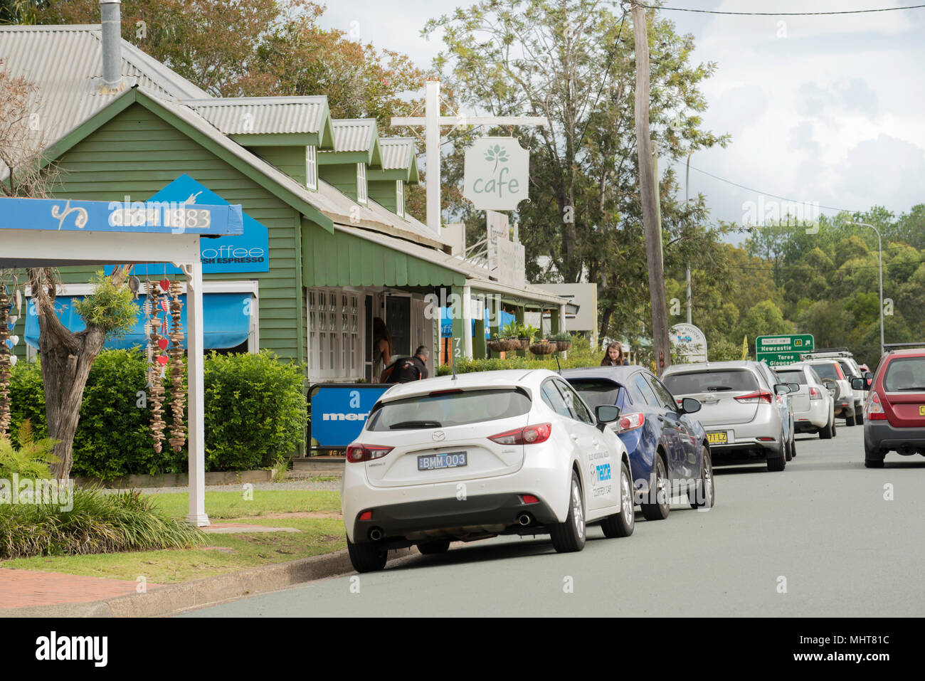 Auto parcheggiate fuori una banchina cafe nel villaggio rurale di Nabiac sulla mezza costa nord del New South Wales AUSTRALIA Foto Stock