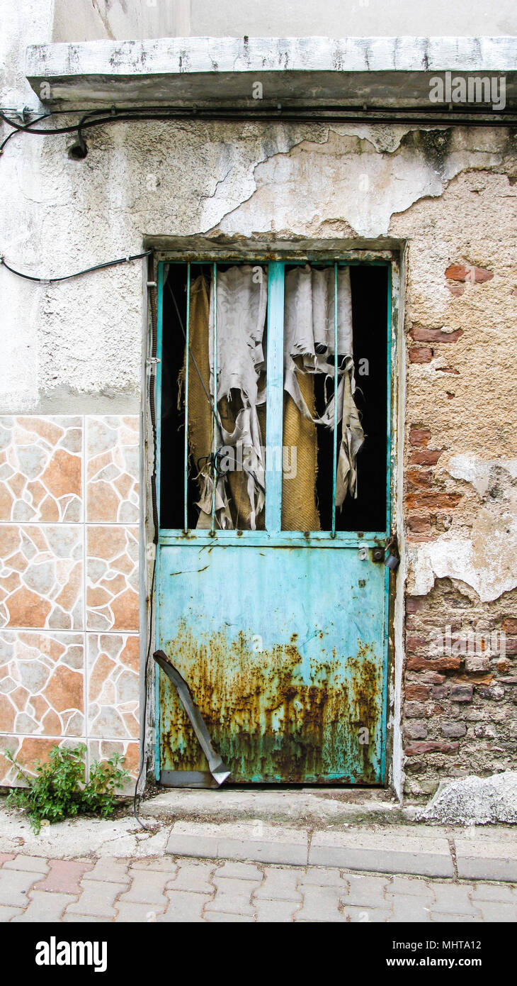 La vecchia porta con metallo arrugginito dettagli Foto Stock
