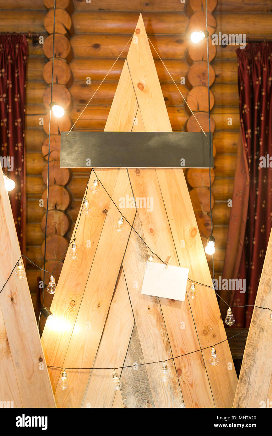 Abbellimento Design Concetto Di Illuminazione Ci Sono Montagne Di Legno Raccolte Di Tavole Lunghe Un Sacco Di Luci Decorare Questi Elementi Degli Interni Posti Dalla Parete Foto Stock Alamy