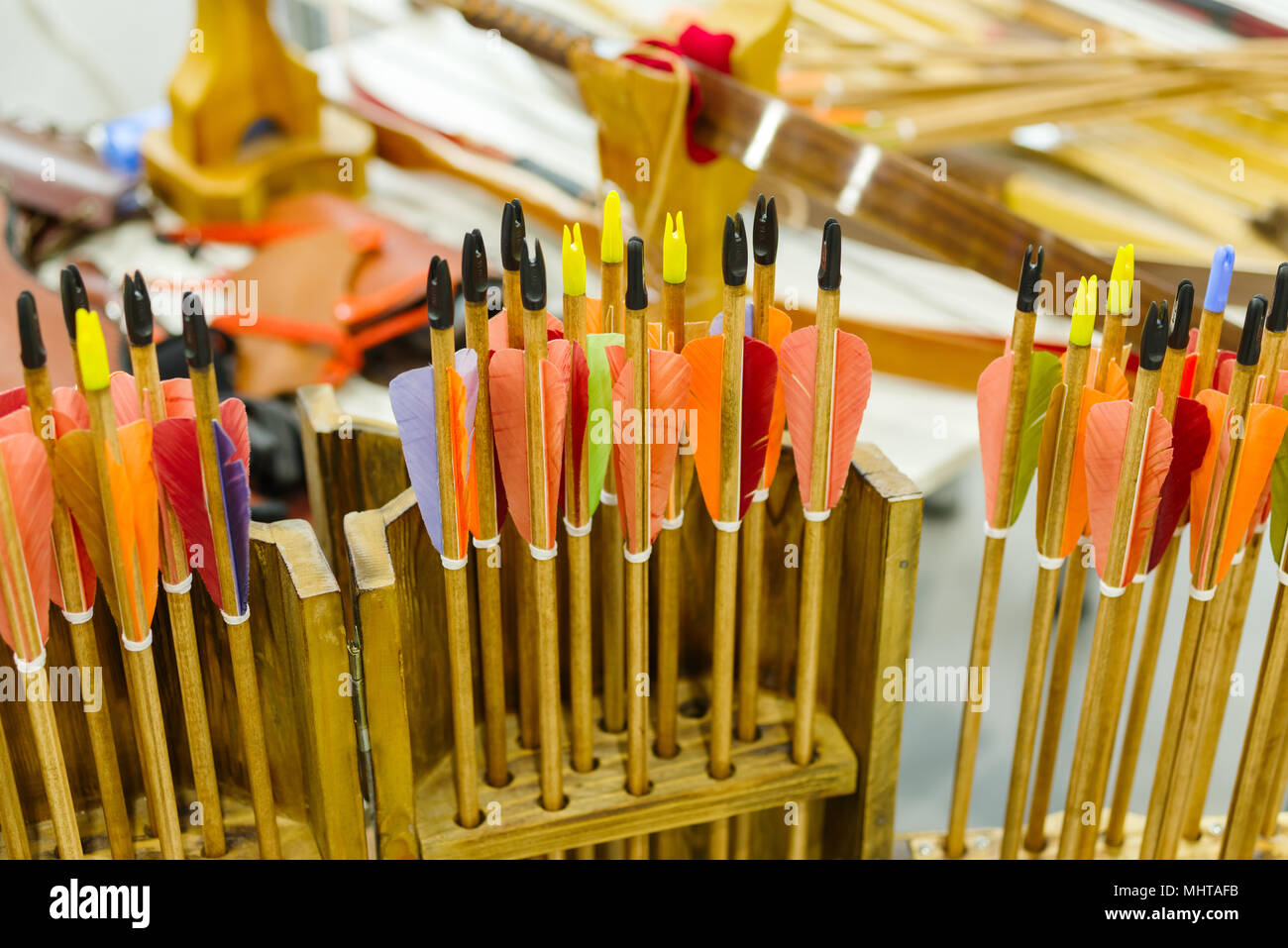 Le frecce in legno pirite contro uno sfondo di archi Foto Stock