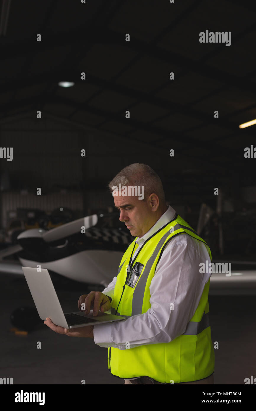 Membro di equipaggio utilizzando laptop Foto Stock