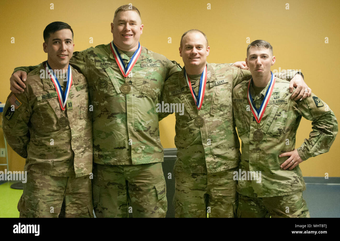 La squadra vincente, la scomoda battendo il cinque, della 62ª Brigata medica, mostrare le loro medaglie al campionato di bowling porzione del 2018 Base comune corda Lewis-McCommander's Cup. Il comandante il Cup è un annuale competizione sportiva tra le brigate su JBLM. Stati Uniti Esercito Foto Stock