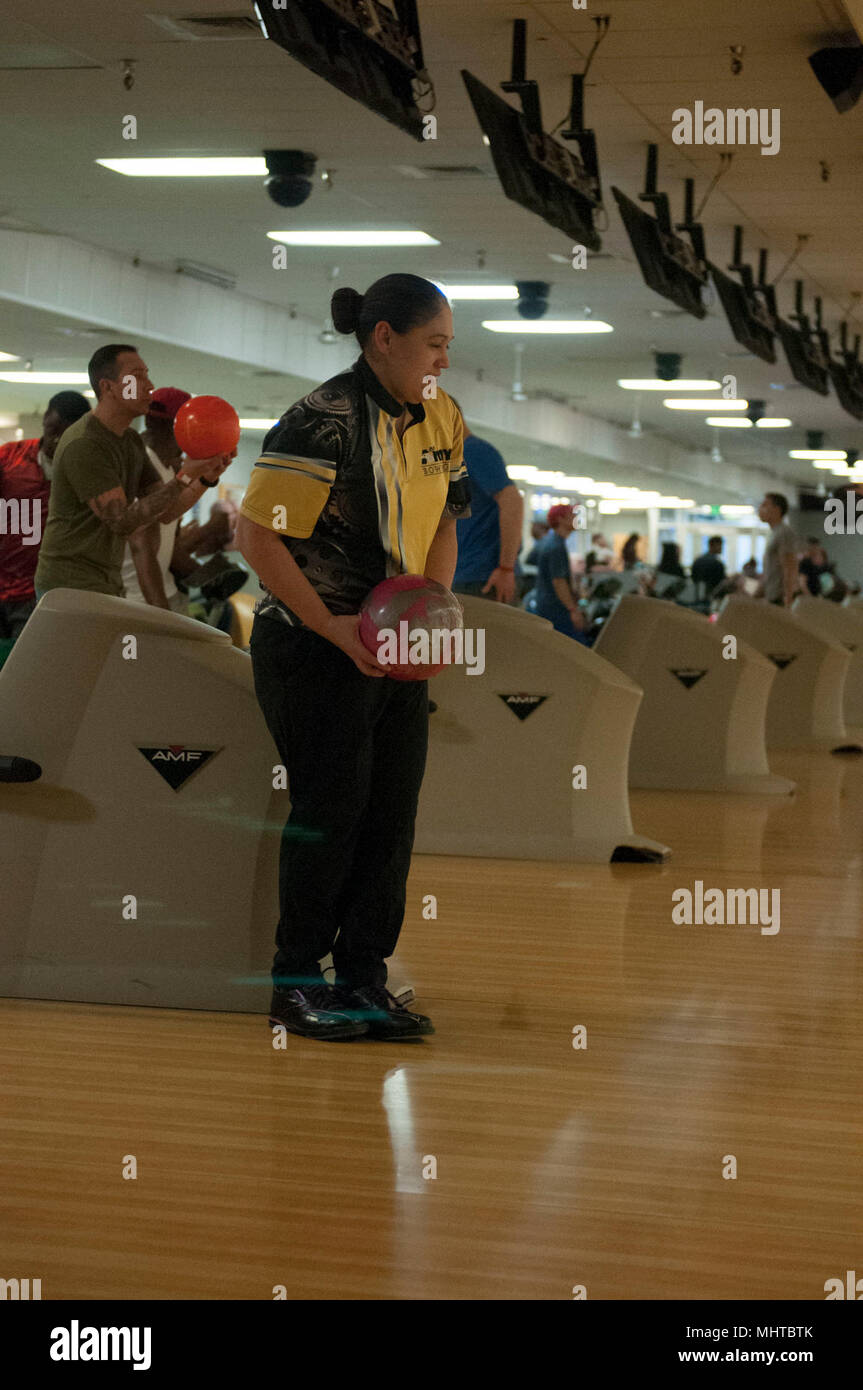 Il colonnello Lisa Keough, Vice Comandante del 593rd Expeditionary Supporto comando, si prepara a lanciare una pallina lungo la corsia di marcia nel campionato di bowling porzione del 2018 Base comune corda Lewis-McCommander's Cup. Il comandante il Cup è un annuale competizione sportiva tra le brigate su JBLM. Stati Uniti Esercito Foto Stock