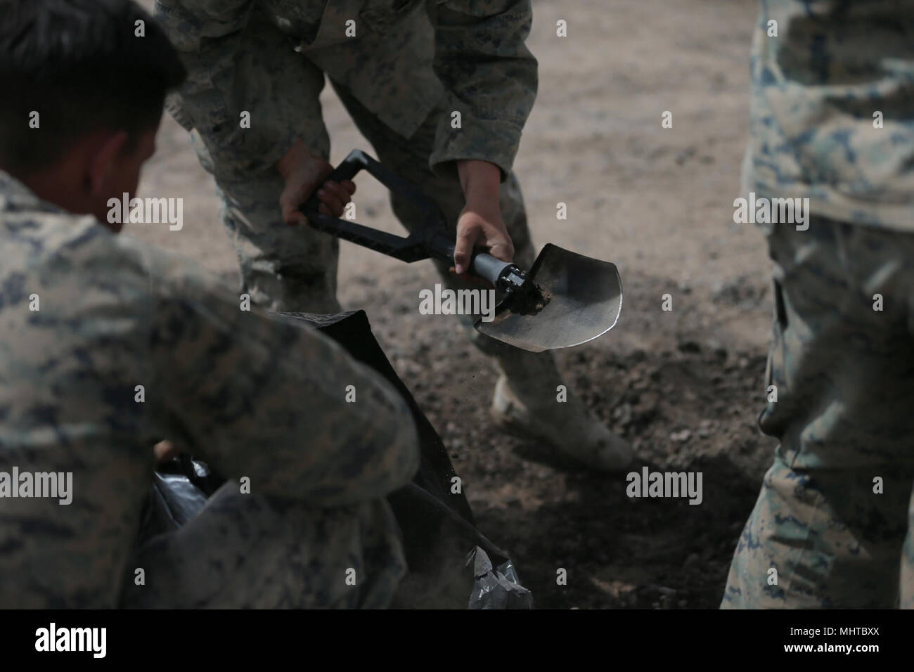 Stati Uniti Marines con Marine Wing Support Squadron (MWWS) 272 Utilizzare un attrezzo di consolidamento durante la conduzione di manutenzione di routine durante l'aviosuperficie expeditionary manutenzione a sostegno di armi e tattiche Instructor 2-18 A STOVAL Expeditionary Airfield, Dateland, Ariz., Marzo 21. WTI è di sette settimane di formazione evento ospitato da Marine Aviation di armi e tattiche Squadron (MAWTS) 1 cadre, in cui si sottolinea che un'integrazione operativa delle sei funzioni del Marine Corps aviation a sostegno di un Marine Air Ground Task Force e fornisce funzionalità standardizzate tattico avanzato per la formazione e la certificazione di unità ins Foto Stock