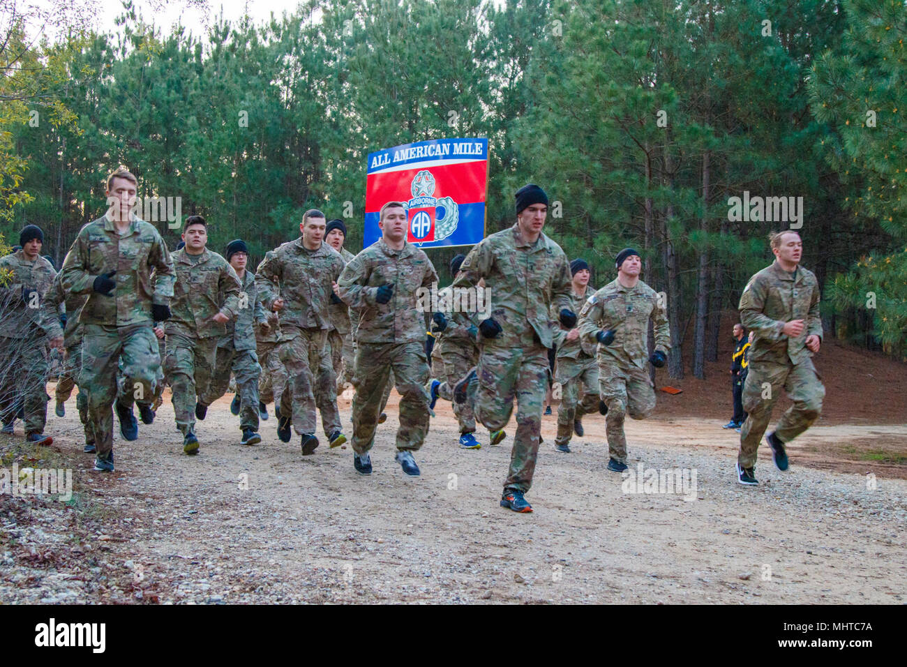 Stati Uniti Esercito Paraytroopers assegnato all'ottantaduesima Airborne Division, Fort Bragg, North Carolina, iniziare il 5-mile parte del Ranger Fitness Test, durante l'ottantaduesima annuale di Gavin Cup il 23 marzo, 2018 a Fort Bragg.Il Gavin Cup è un concorso annuale destinato a convalidare e valutare l'efficacia e la prontezza generale del personale di singole società e nel fitness e wapon qualifica. I primi due vincitori di Gavin cup si guadagna il prestigioso Iron Mike o York streamer per la loro azienda. (U.S. Esercito Foto Stock