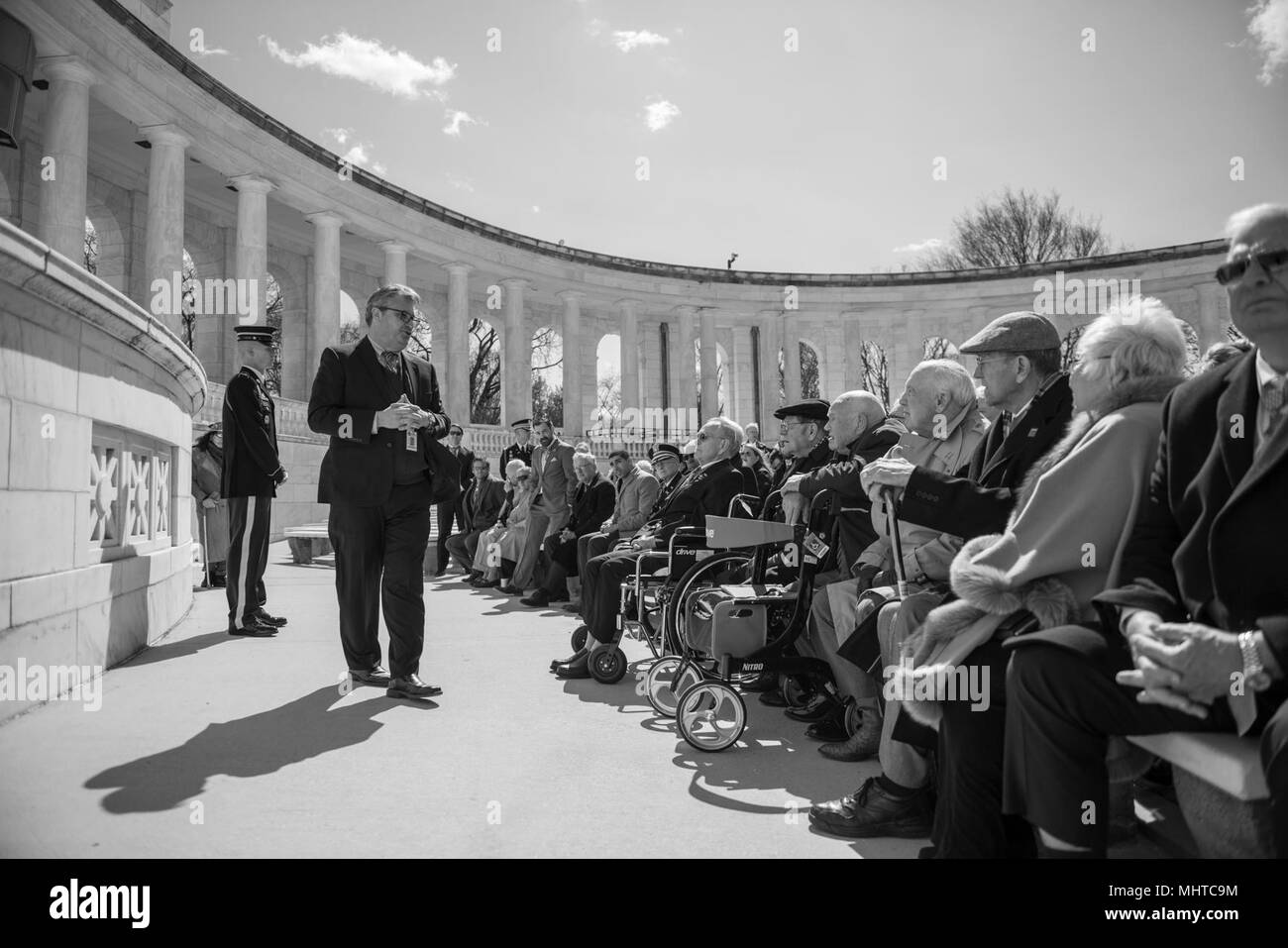 Roderick Gainer, storico, il Cimitero Nazionale di Arlington, racconta un po' della storia della ANC a Medal of Honor i destinatari all'interno del Monumento anfiteatro presso il Cimitero Nazionale di Arlington Arlington, Virginia, 23 marzo 2018. Medal of Honor i destinatari hanno partecipato a un esercito tutti gli onori Wreath-Laying cerimonia presso la tomba del Milite Ignoto per commemorare la National Medal of Honor giorno . (U.S. Esercito Foto Stock