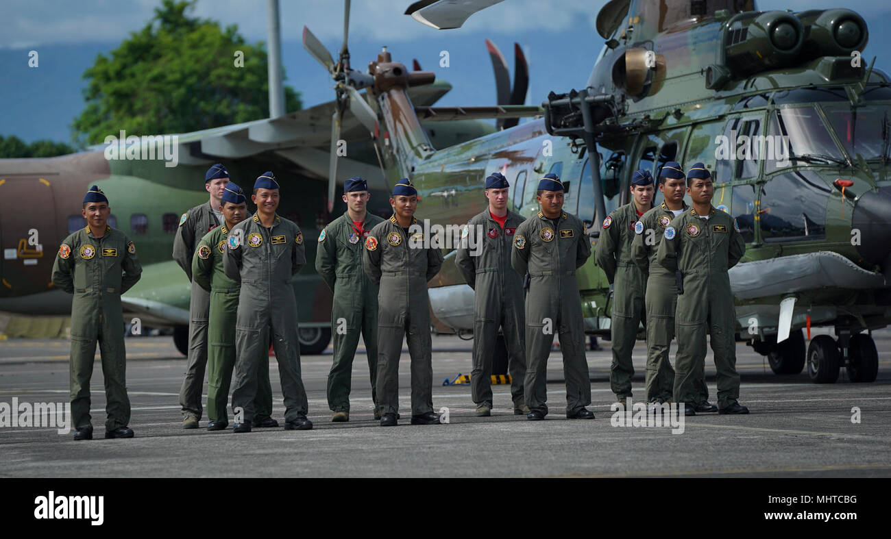 I membri da parte degli Stati Uniti Air Force e militari indonesiani partecipare all'esercizio di far fronte ovest 18 (CW18) cerimonia di chiusura all'Aeroporto Internazionale di Ratulangi, Indonesia, 23 marzo 2018. CW18 è un Pacific Air Forces-sponsorizzato, esercizio bilaterale che coinvolgono gli Stati Uniti e indonesiano forze aeree ed è atta ad avanzare di interoperabilità e di costruire su già instaurato dei partenariati tra le forze aeree. Quest'anno segnerà la seconda volta che U.S. fighter aircraft training ha avuto luogo in Indonesia in due decenni e il sesto tempo a far fronte ad ovest è stata ospitata in Indonesia. (U.S. Air Force Foto Stock