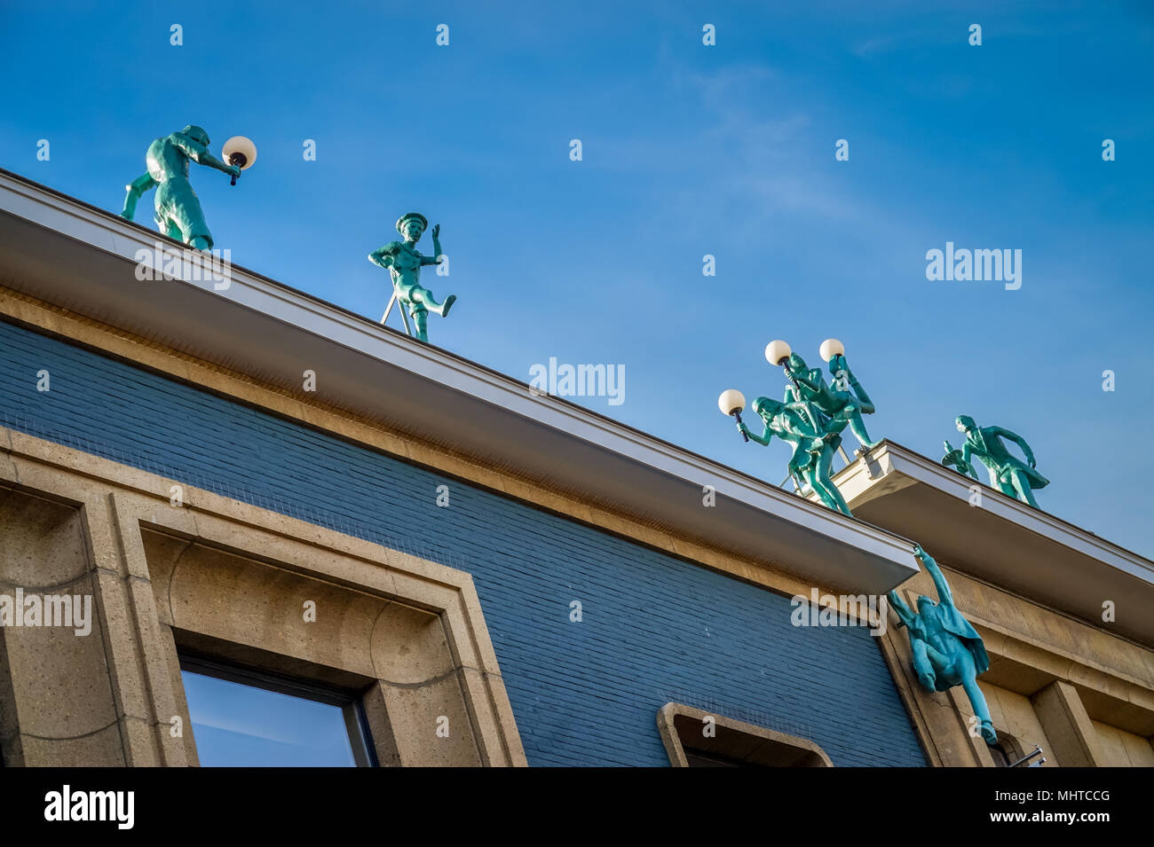 Le statue sulla sommità del teatro di film del tetto in Enschede, Paesi Bassi Foto Stock