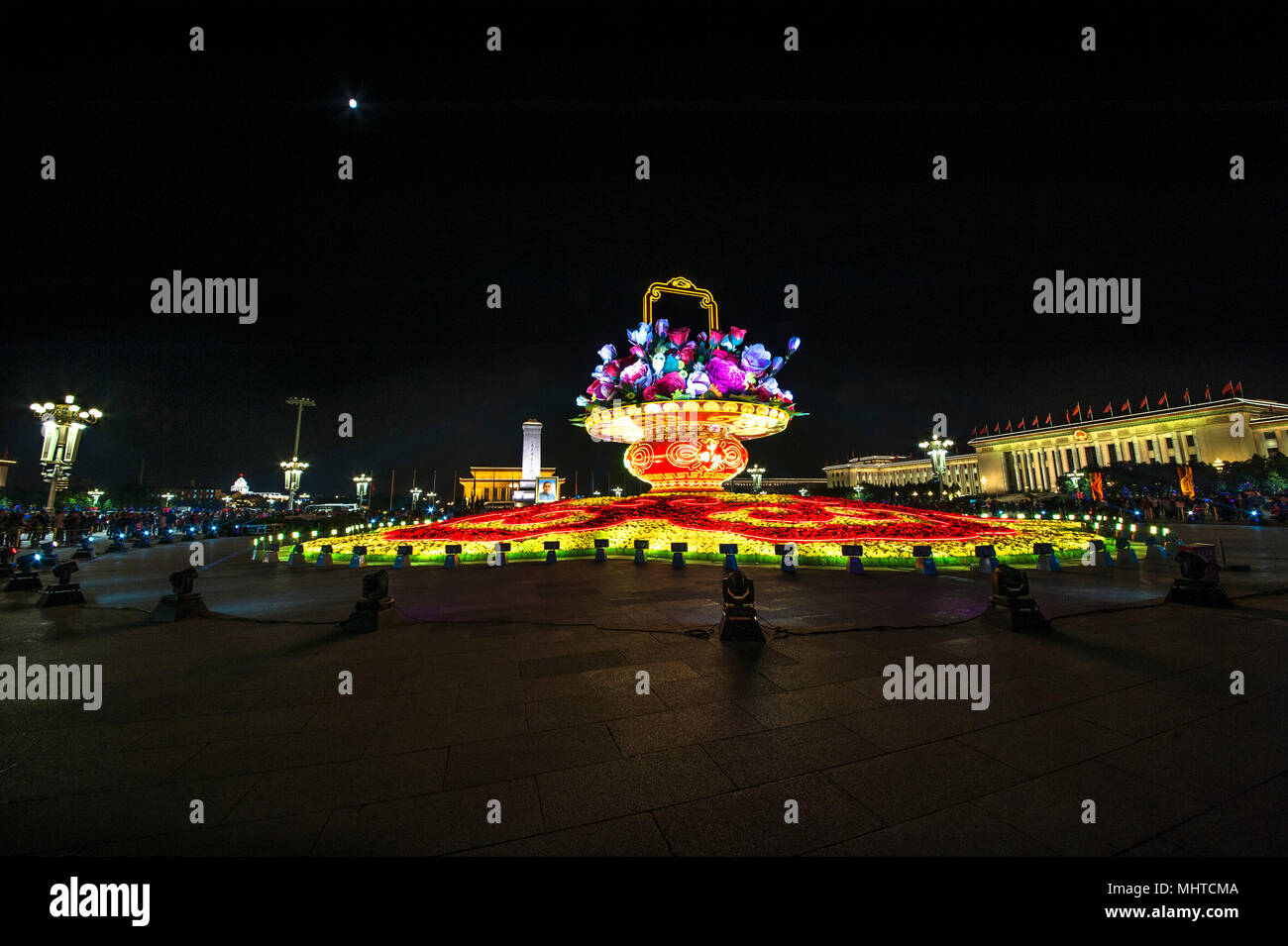 Il grande cesto fiorito nella notte per la festa nazionale cinese Foto Stock