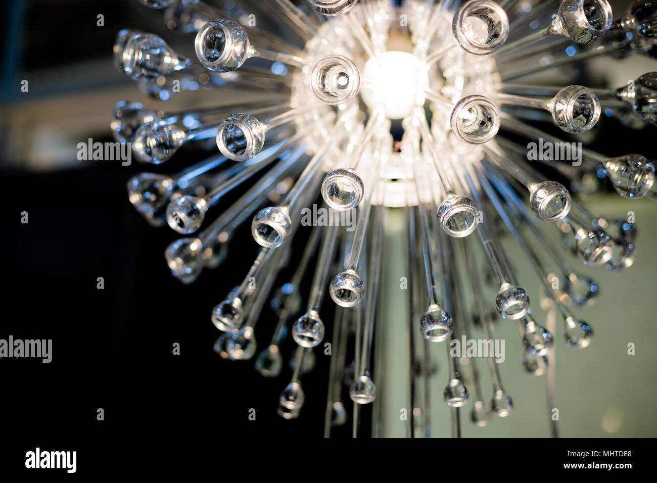 Close-up di un bel lampadario di cristallo.lussuoso lampadario di cristallo. Close up sul cristallo di un contemporaneo decor di cristallo. Foto Stock