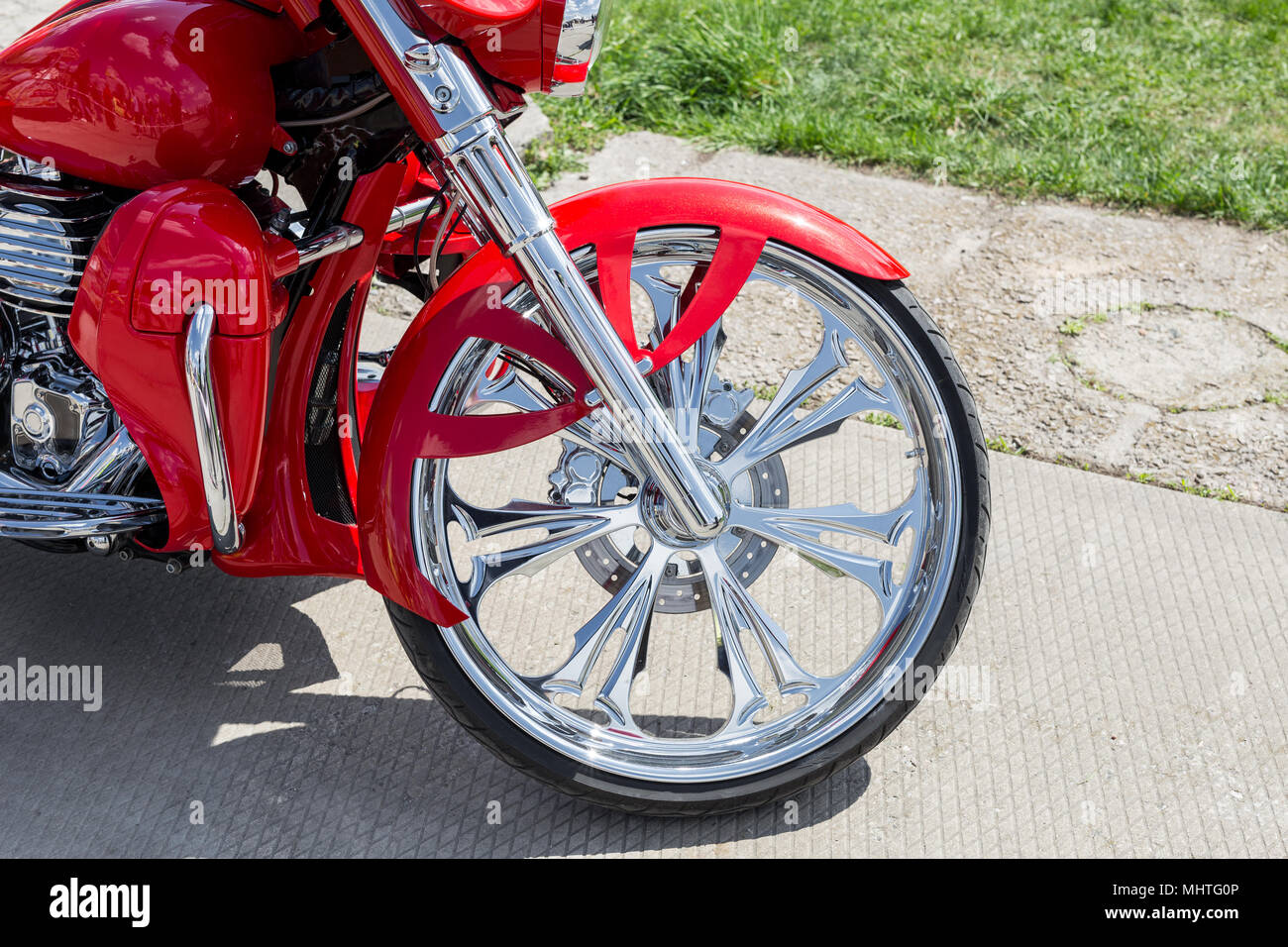 Close-up parte anteriore del retrò moto personalizzate. Shining chrome  vintage ruota di bicicletta con parafango rosso Foto stock - Alamy