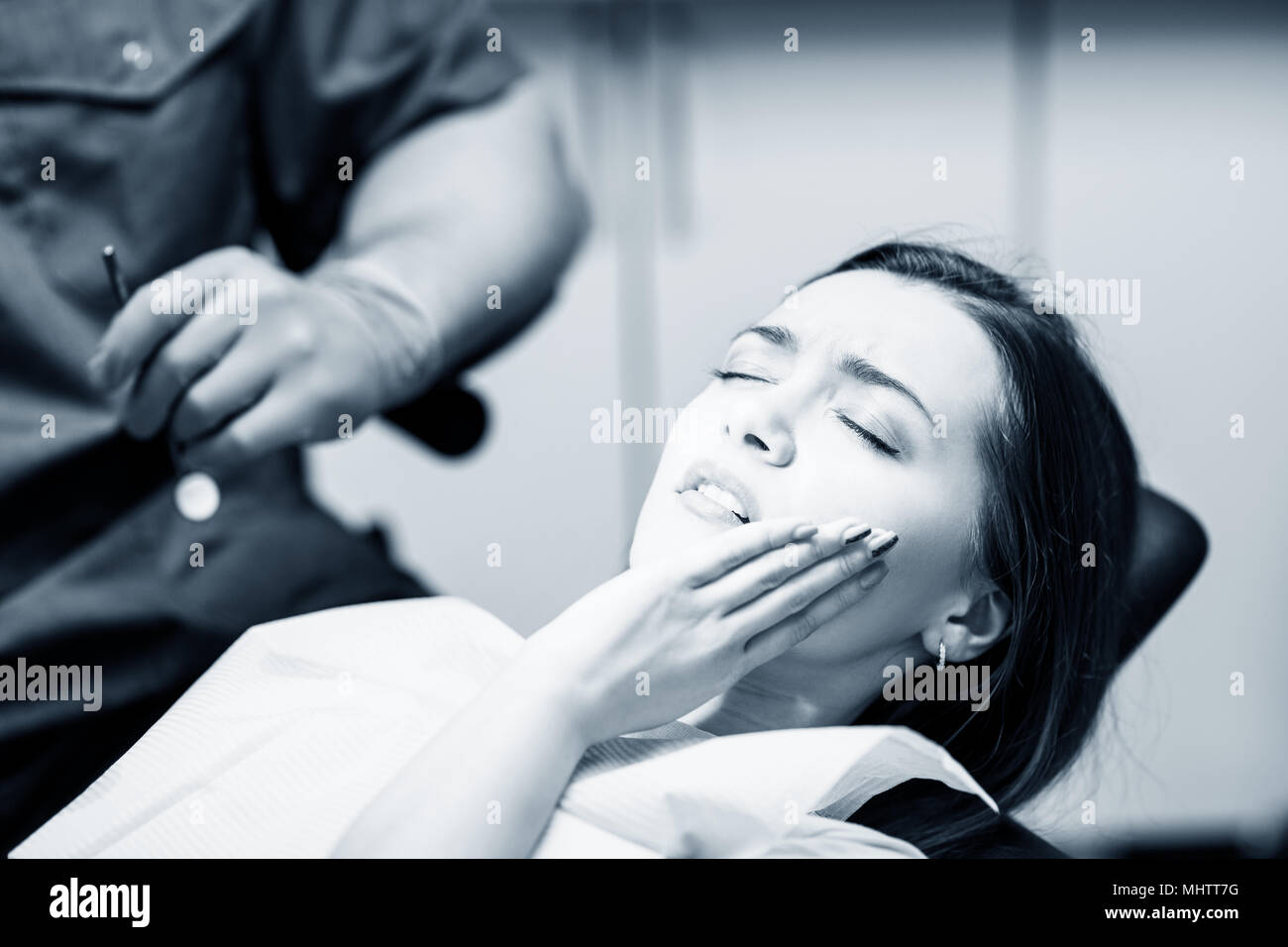 Giovane donna paziente attesa di trattamento in odontostomatologia clinica. Foto Stock